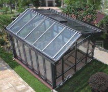 板材的选择直接关系到采光效果、耐用性和安全