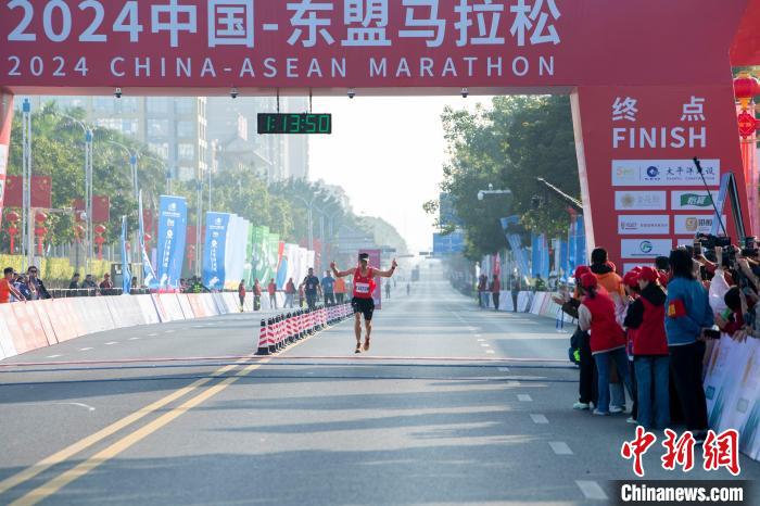 2024中国—东盟马拉松在广西防城港举行：沿江向
