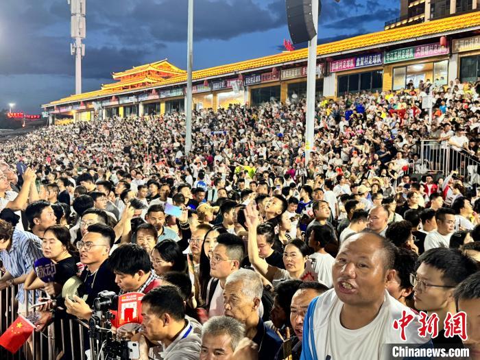 在榕江县村超赛场，党相村5-0击败东门村夺得贵