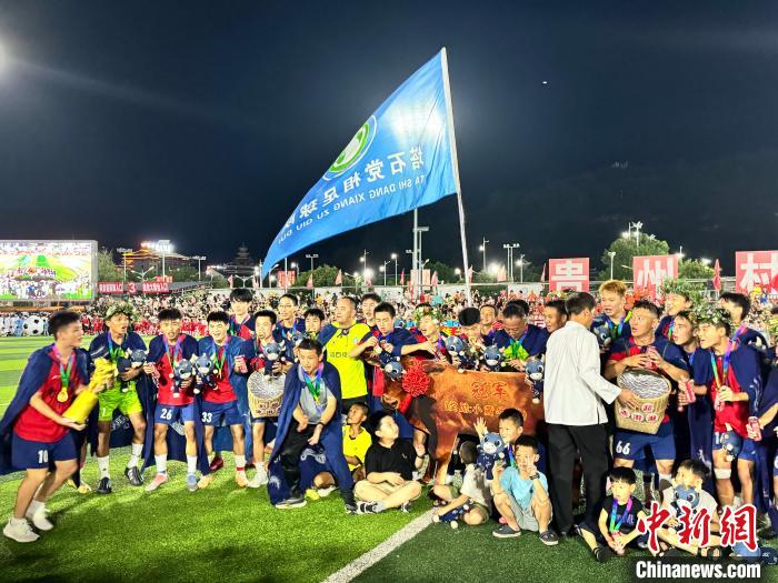 在榕江县村超赛场，党相村5-0击败东门村夺得贵