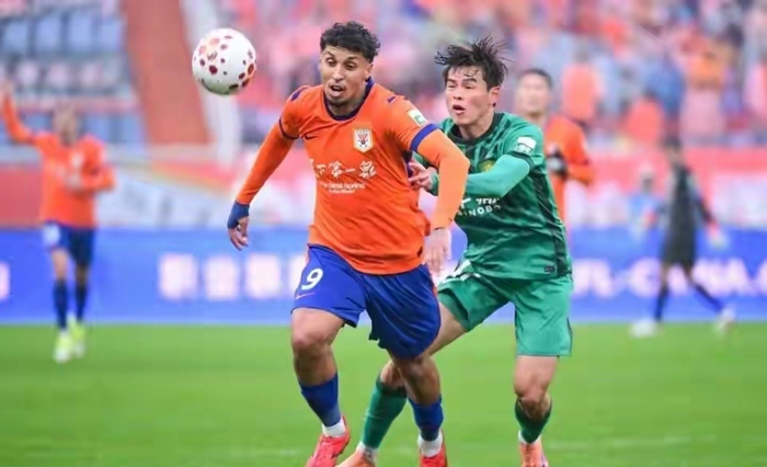 京鲁大战争议判罚引热议 山东泰山2-1力克北京国