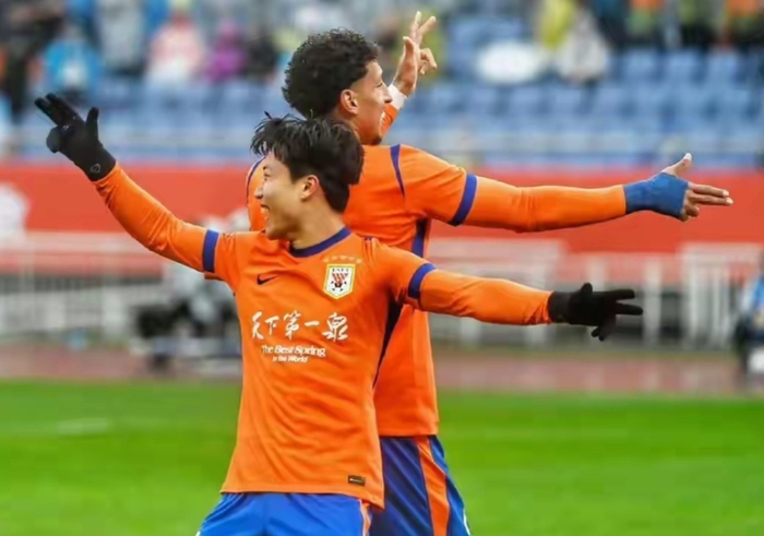 京鲁大战争议判罚引热议 山东泰山2-1力克北京国