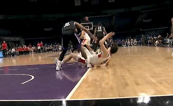 杨瀚森第二节遭放倒罚球命中 赛季季后赛首秀