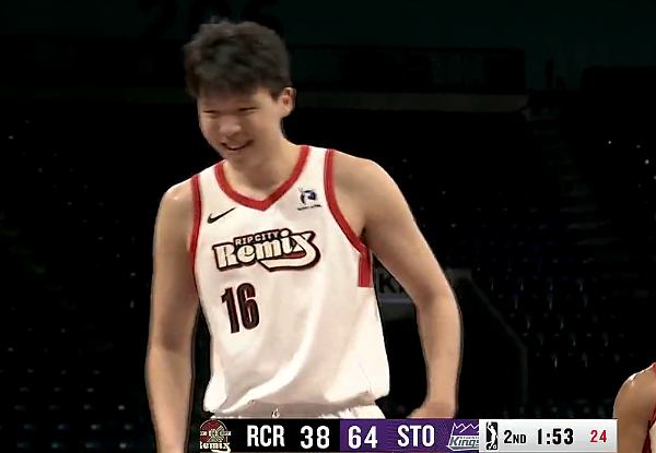 杨瀚森第二节遭放倒罚球命中 赛季季后赛首秀