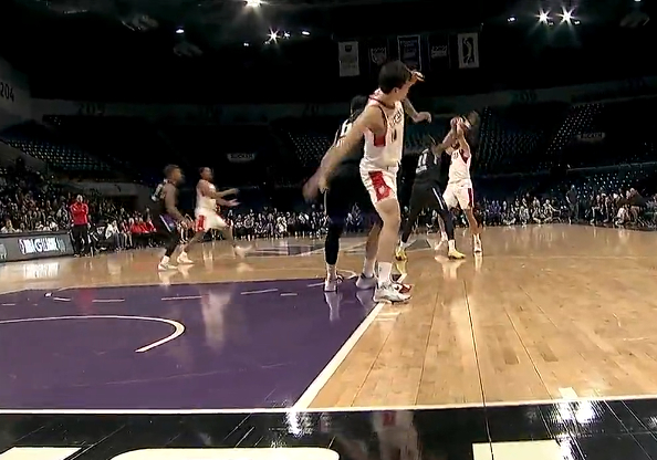 杨瀚森第二节遭放倒罚球命中 赛季季后赛首秀