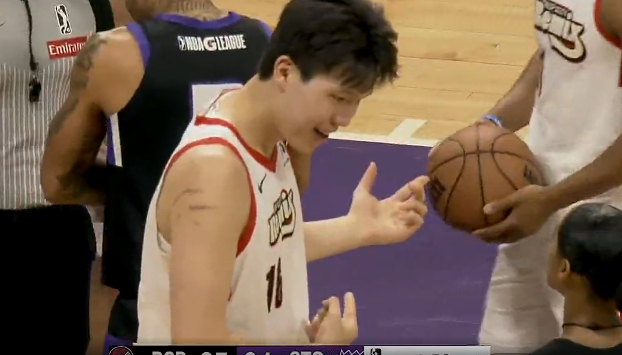 杨瀚森第二节遭放倒罚球命中 赛季季后赛首秀