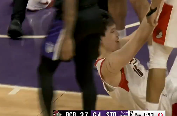 杨瀚森第二节遭放倒罚球命中 赛季季后赛首秀