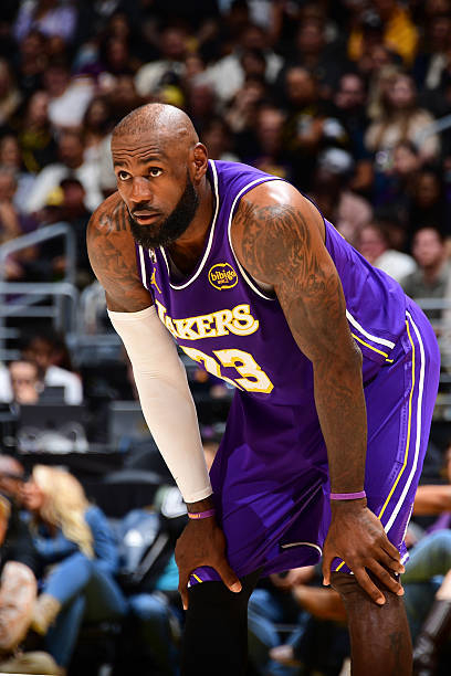 詹姆斯复出助湖人豪取8胜1负创赛季最佳战绩